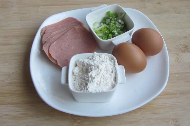 火腿蛋饼步骤1