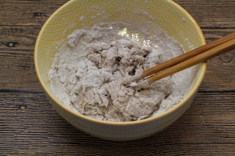 褐麦鸡蛋饼步骤2
