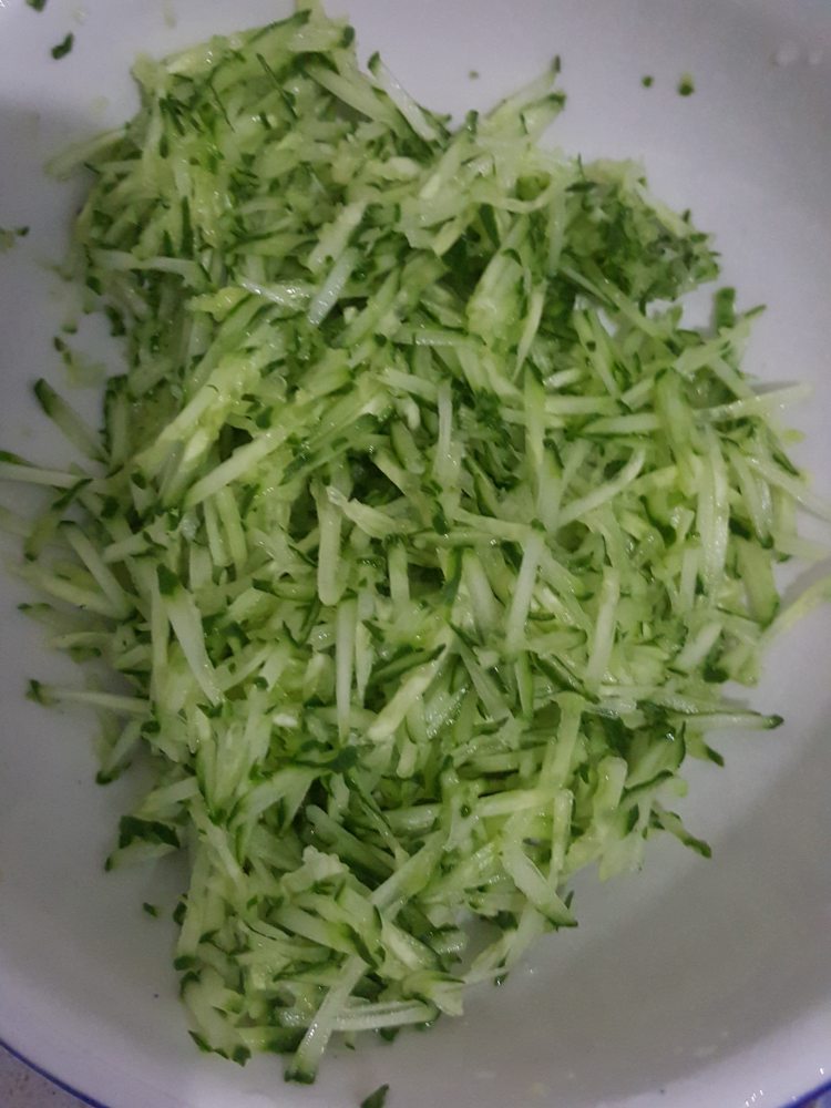 黄瓜辣椒馅食步骤1