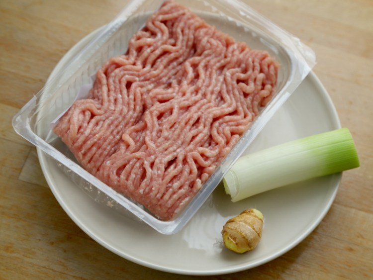 西红柿包菜鸡肉水饺步骤1