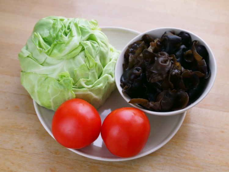 西红柿包菜鸡肉水饺步骤2