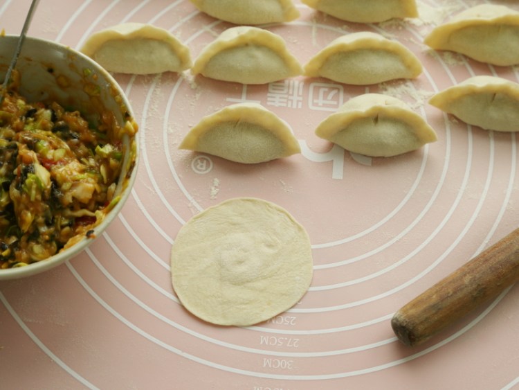 西红柿包菜鸡肉水饺步骤11
