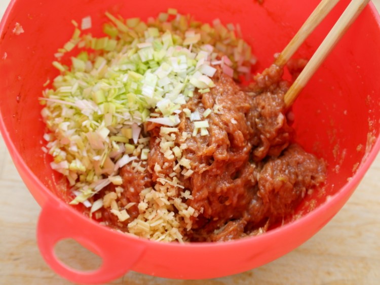 西红柿包菜鸡肉水饺步骤5
