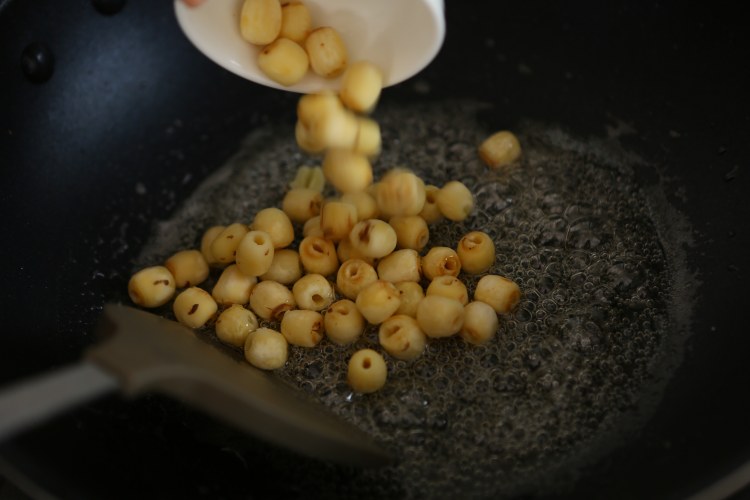 休闲小食糖莲子步骤3