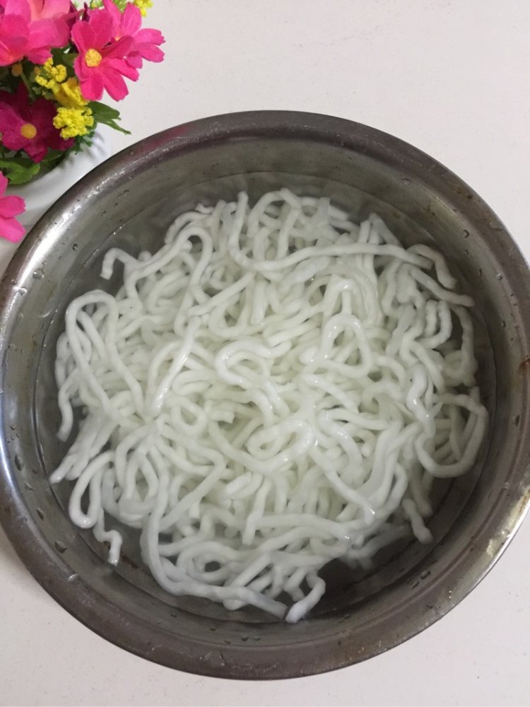 酸菜牛肉土豆粉步骤1