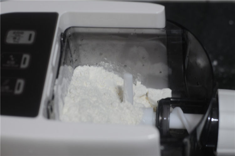 酸豆角胡萝卜面步骤3