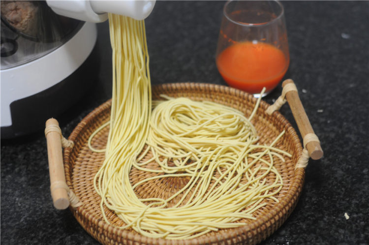 酸豆角胡萝卜面步骤6