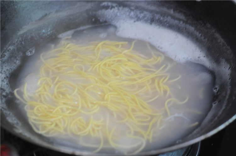 酸豆角胡萝卜面步骤10