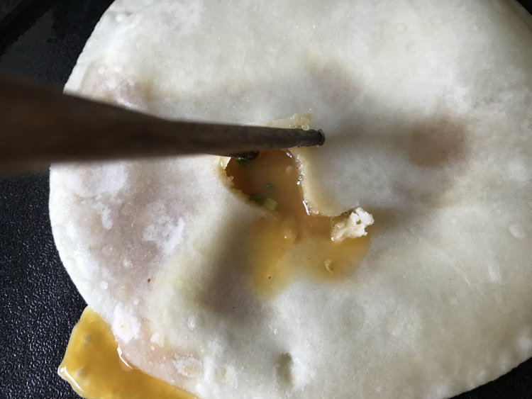 鸡蛋灌饼香肠卷步骤14
