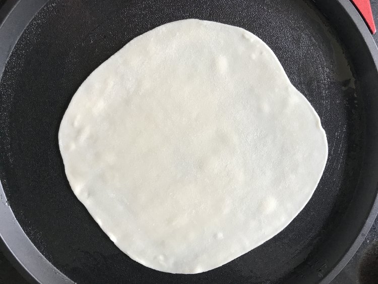 鸡蛋灌饼香肠卷步骤13