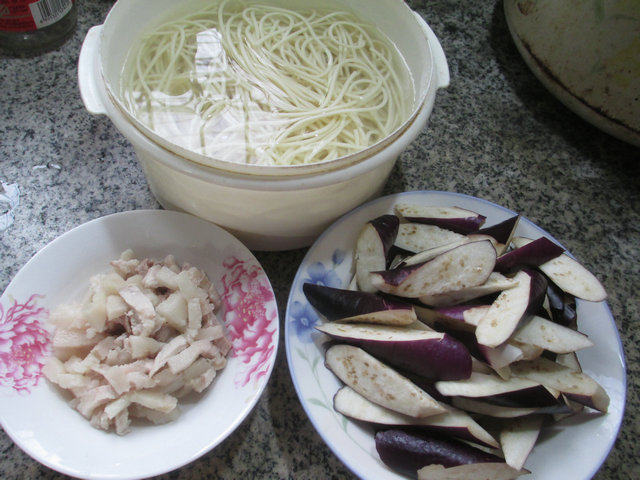 肉丝茄子炒面步骤1