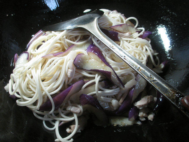 肉丝茄子炒面步骤3