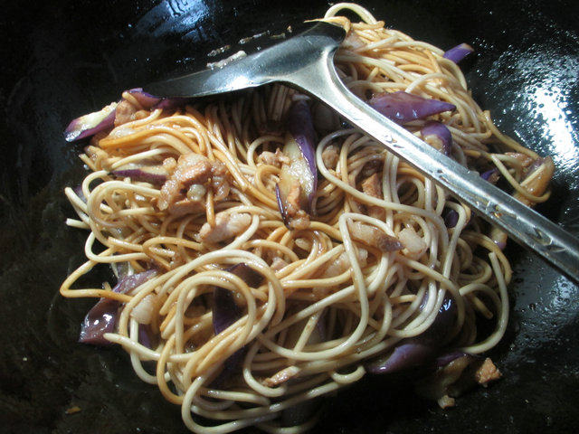 肉丝茄子炒面步骤6
