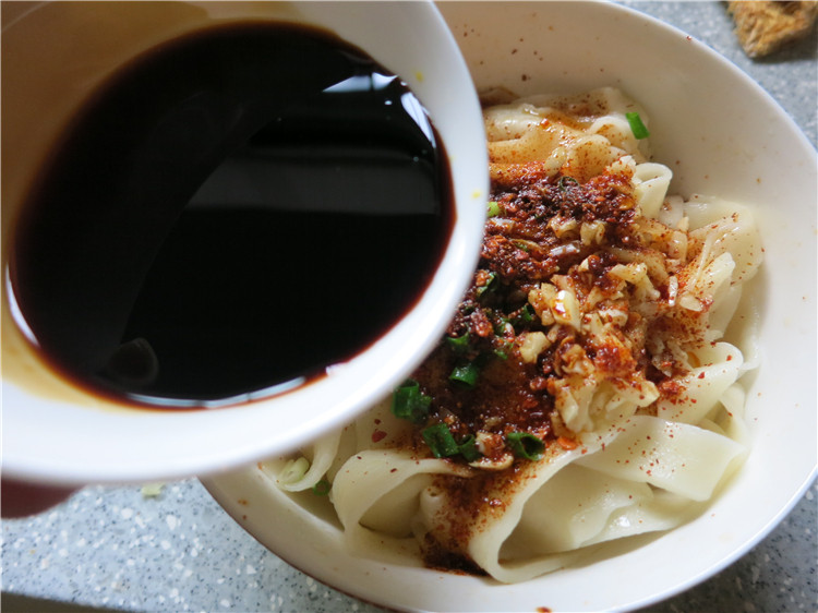 陕西特色美食--油泼面步骤16