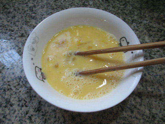 蟹味菇鸡蛋炒面步骤3