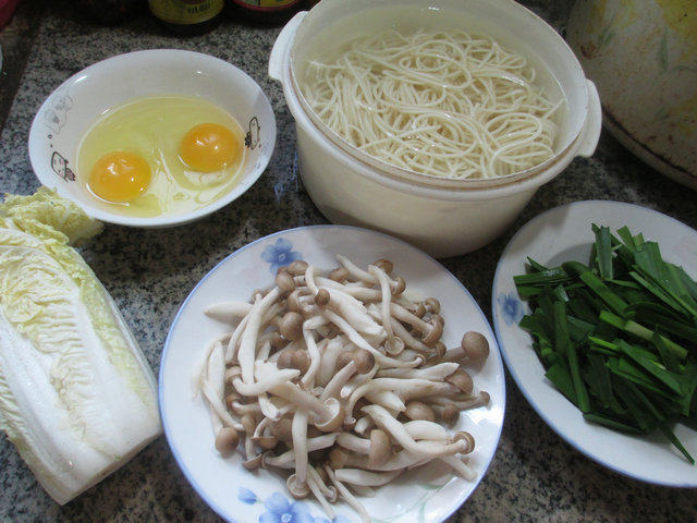 蟹味菇鸡蛋炒面步骤1