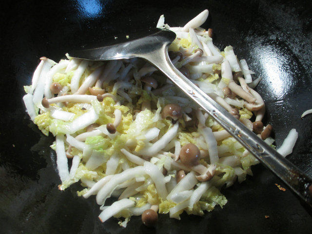 蟹味菇鸡蛋炒面步骤7