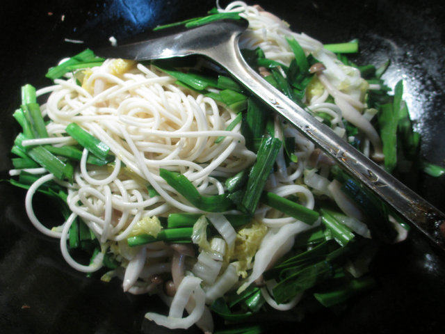 蟹味菇鸡蛋炒面步骤8