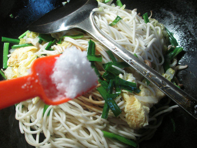 蟹味菇鸡蛋炒面步骤11