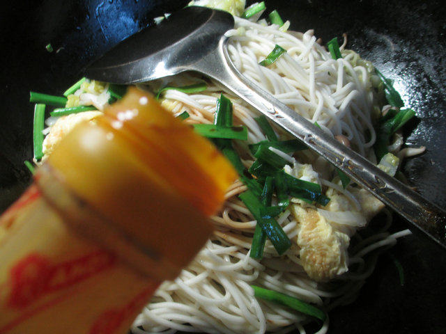 蟹味菇鸡蛋炒面步骤10