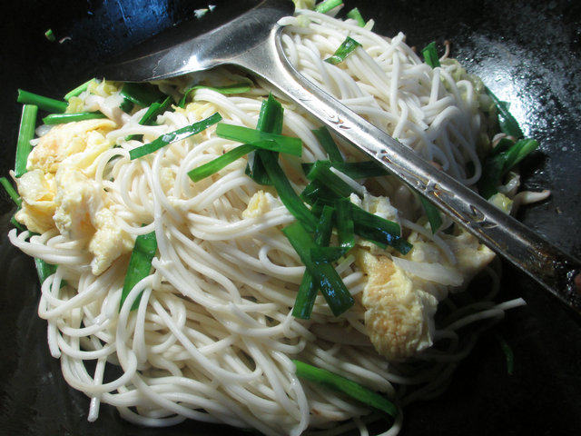 蟹味菇鸡蛋炒面步骤9