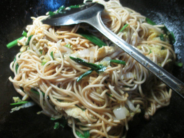 蟹味菇鸡蛋炒面步骤12