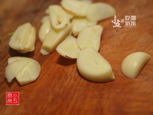 蒜片煎香肠步骤2