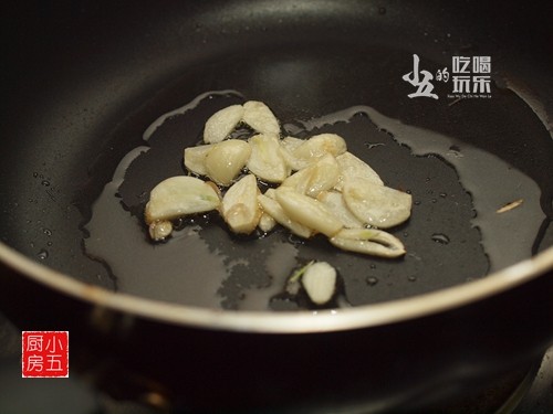 蒜片煎香肠步骤3