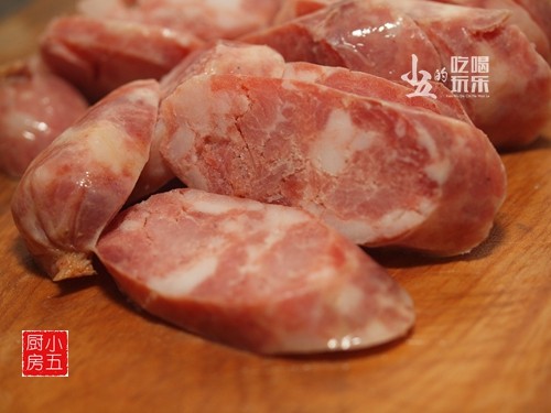 蒜片煎香肠步骤1
