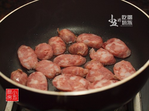 蒜片煎香肠步骤5