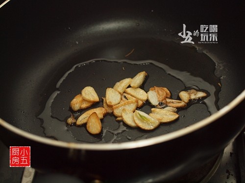 蒜片煎香肠步骤4