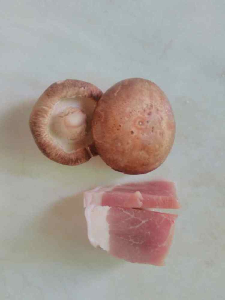 香菇肉丝面步骤1