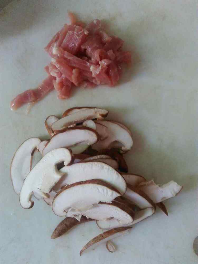 香菇肉丝面步骤2
