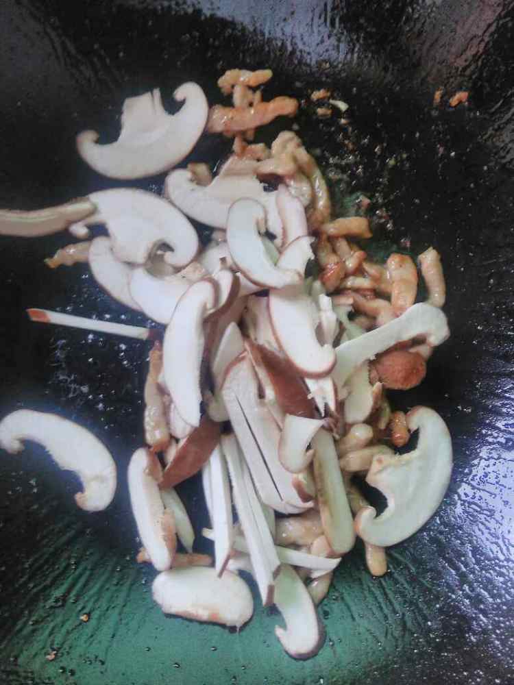 香菇肉丝面步骤6