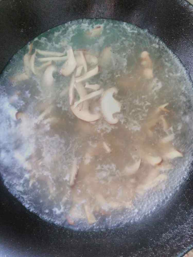 香菇肉丝面步骤9