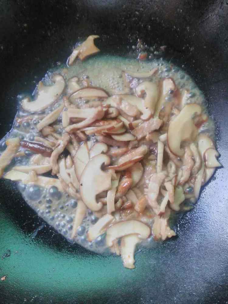 香菇肉丝面步骤8