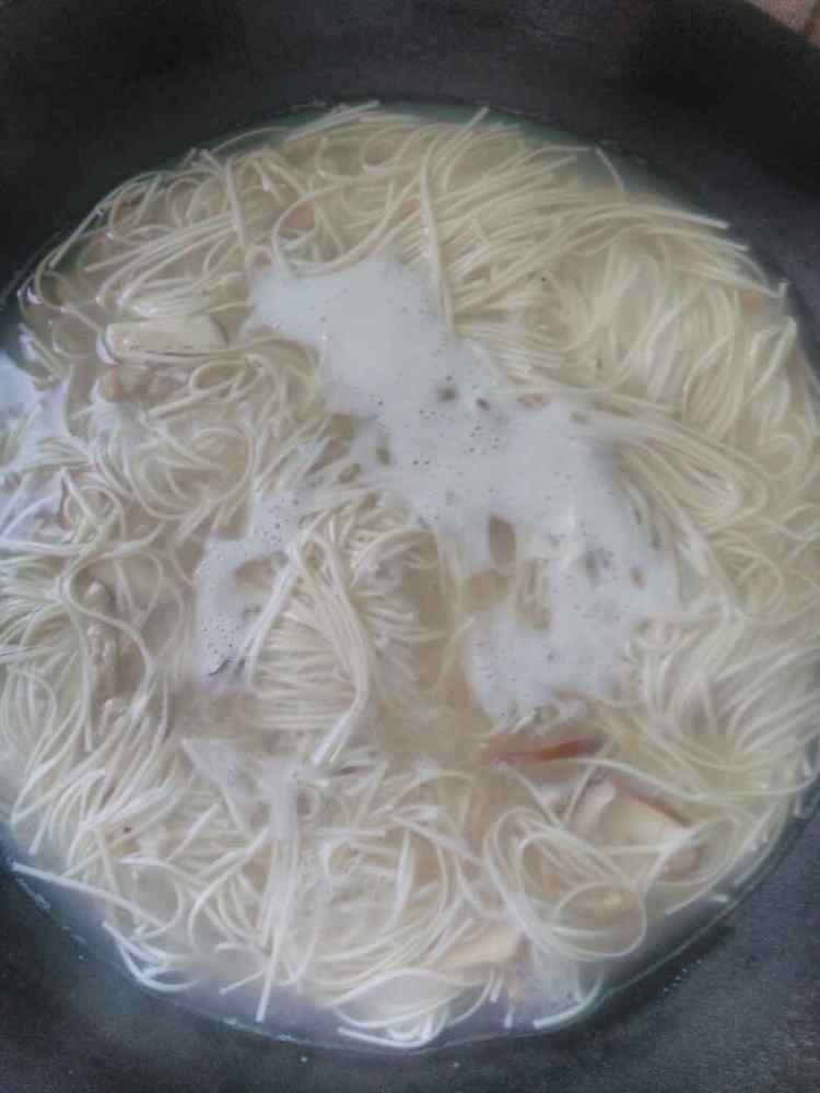 香菇肉丝面步骤11