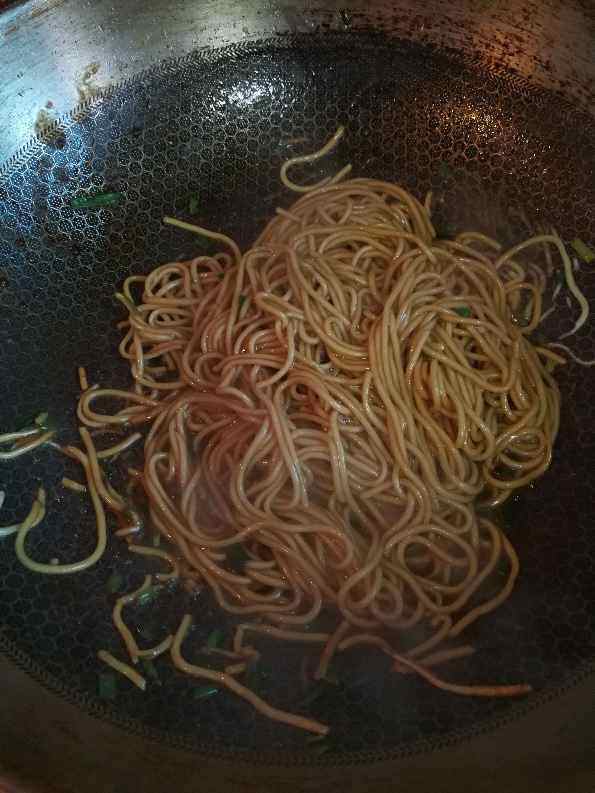 酱油炒面步骤8