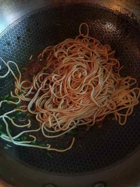 酱油炒面步骤7