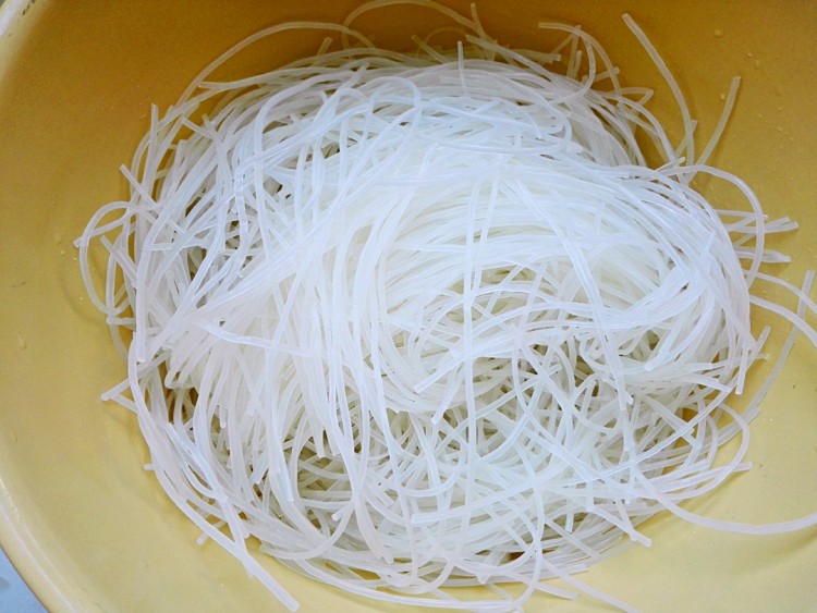 酸菜炒米粉步骤1