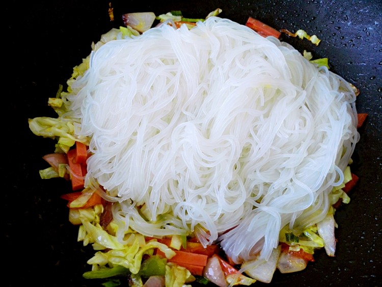 酸菜炒米粉步骤12