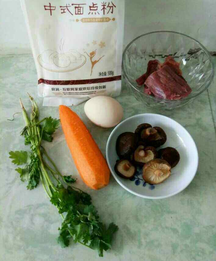 牛肉香菇胡萝卜鸡蛋饼步骤1