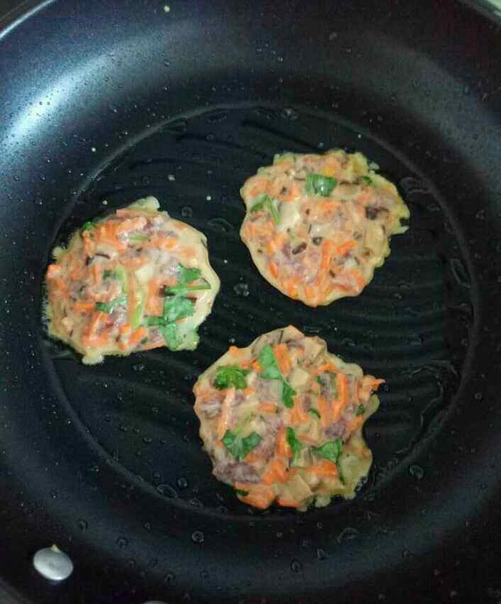 牛肉香菇胡萝卜鸡蛋饼步骤5