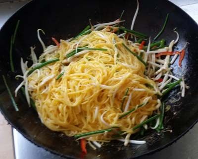 鸡丝炒玉米面条步骤7