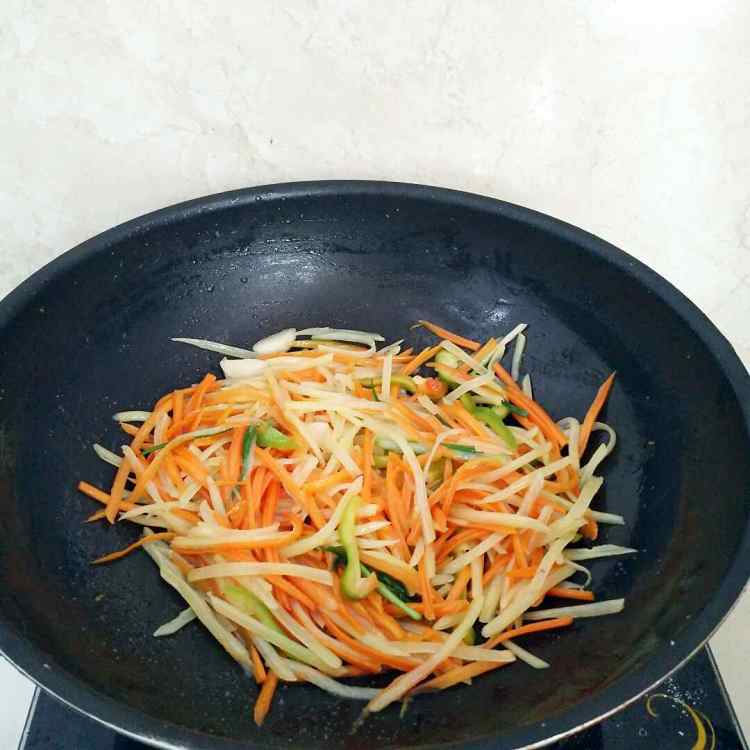土豆肉丝卷饼步骤8