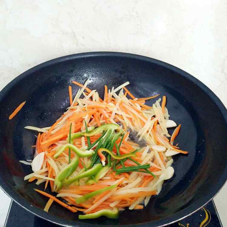 土豆肉丝卷饼步骤7