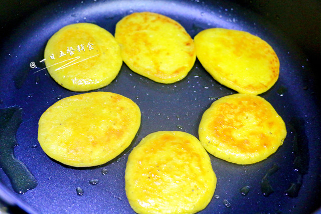 南瓜莲子薏米牛奶饼步骤11