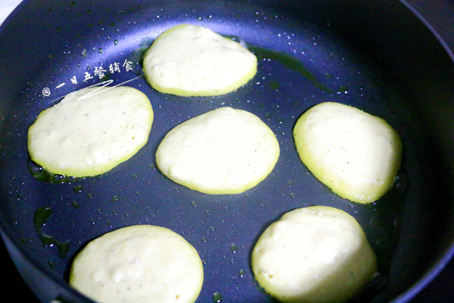 南瓜莲子薏米牛奶饼步骤10
