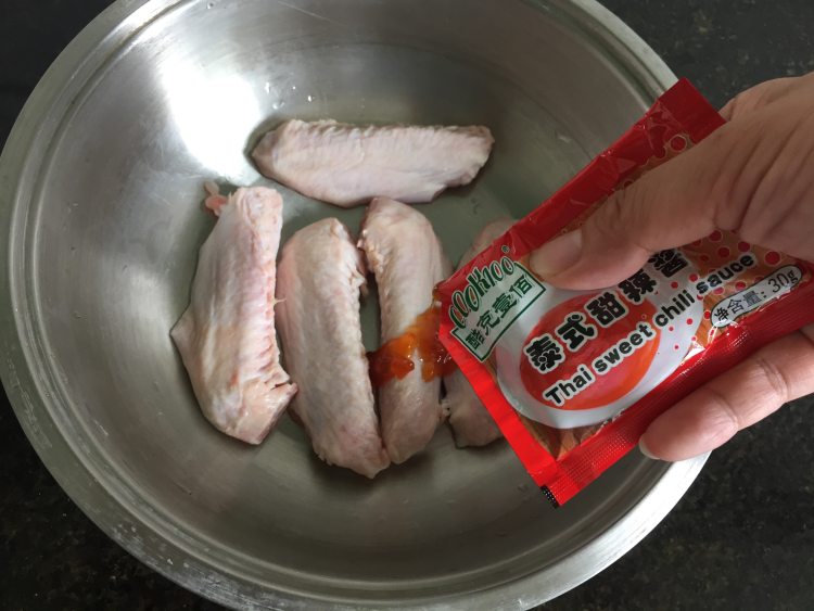 甜辣酱烤鸭翅步骤2