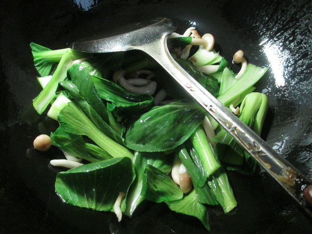 蟹味菇青菜汤面步骤2